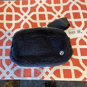 Black lululemon sherpa belt bag.